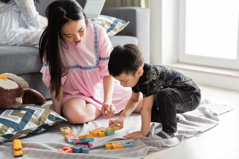 Ilustrasi ibu dan anak bermain balok di ruang keluarga